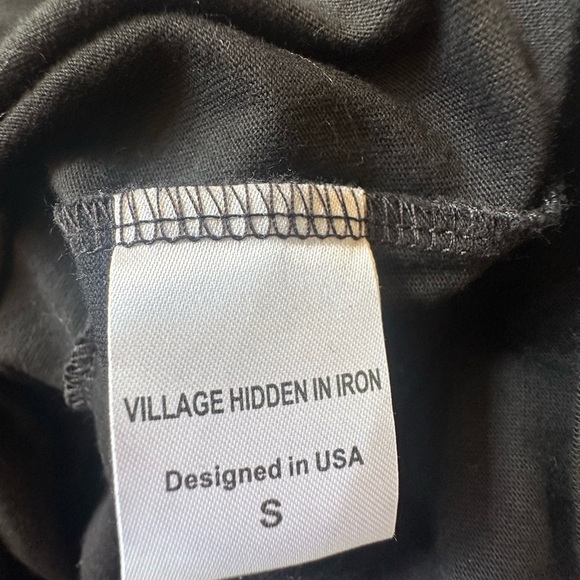 Village Hidden In Iron Short Sleeve Graphic Shirt Size Small Excellent Condition - Picture 7 of 10